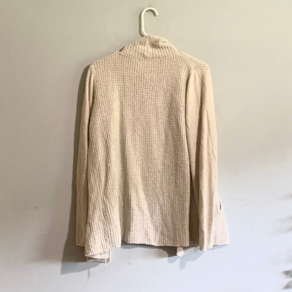 Barefoot Dreams CozyChic Lite Waffle Knit Cream
Sweater Cardigan Size: Small - Picture 4 of 5